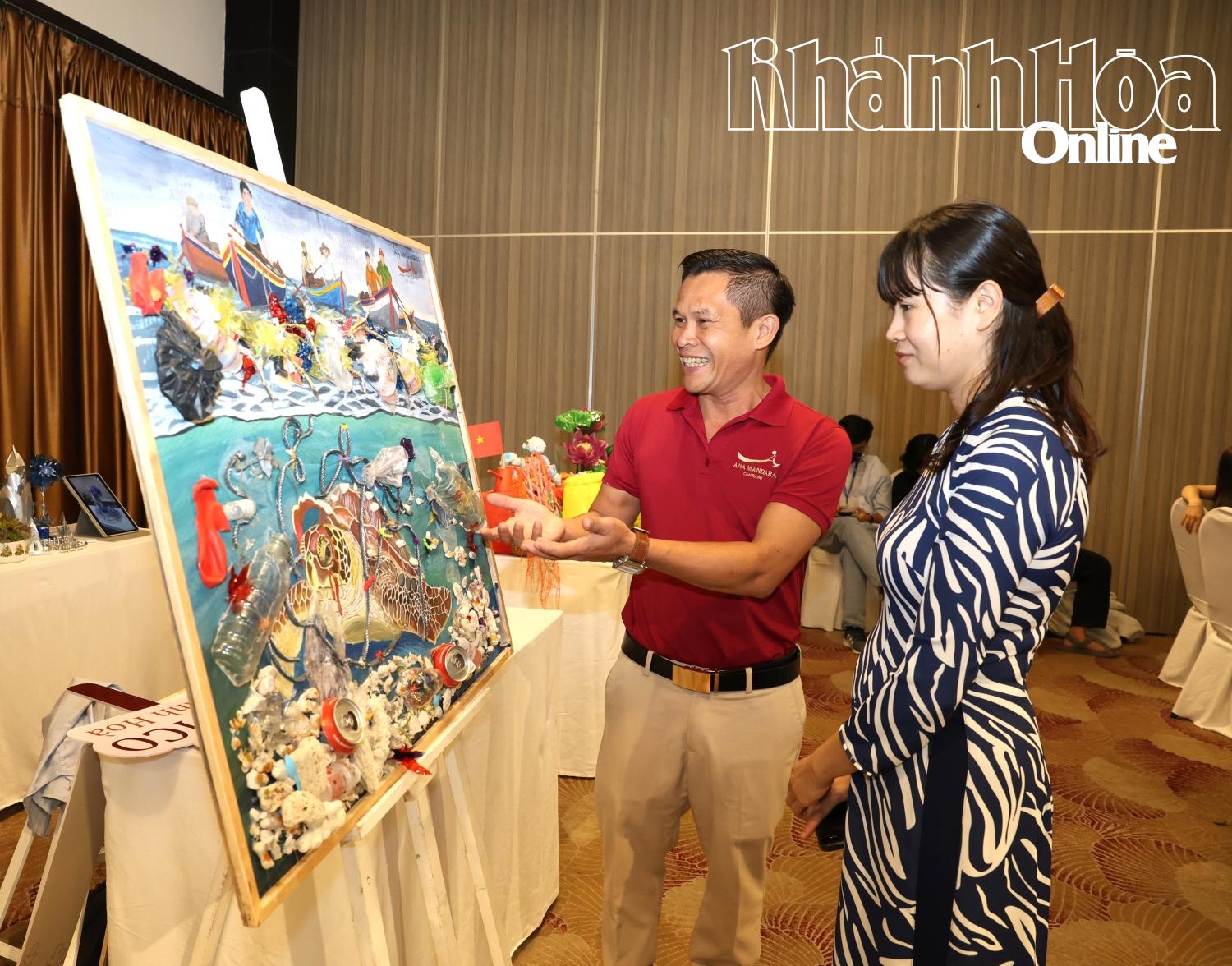 Nhân viên Ana Mandara Cam Ranh đang giới thiệu bức tranh tái chế 