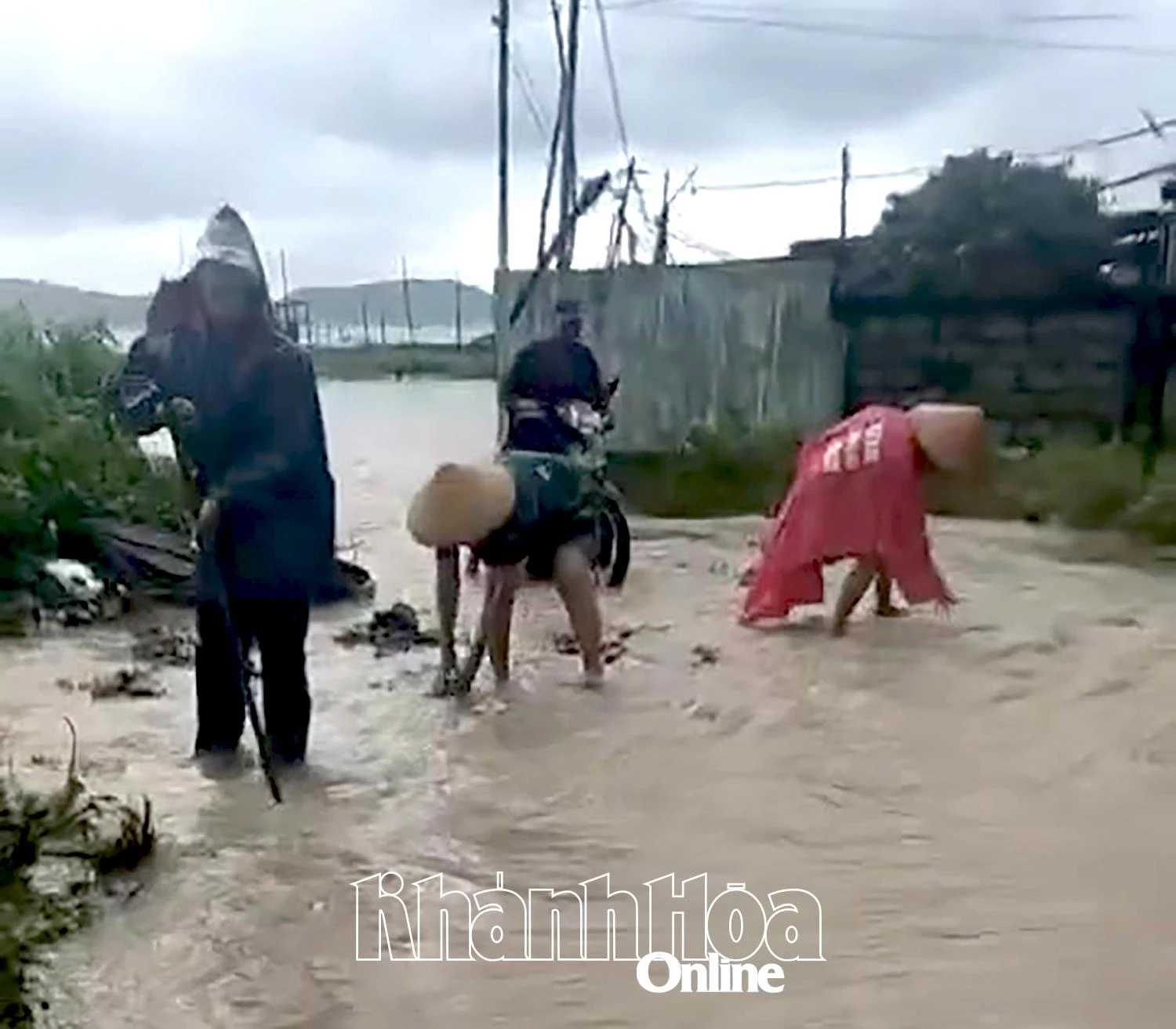 Người dân phường Nam Nha Trang chủ động dọn dẹp đất đá, khơi thông cống thoát nước.
