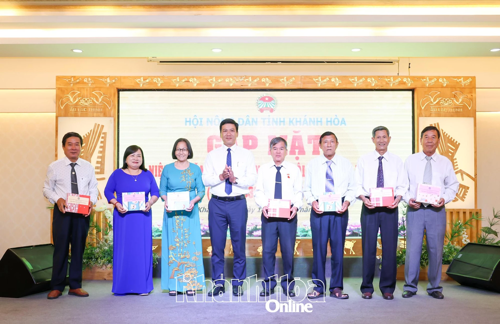 Tặng quà tri ân nguyên lãnh đạo Hội Nông dân qua các thời kỳ.