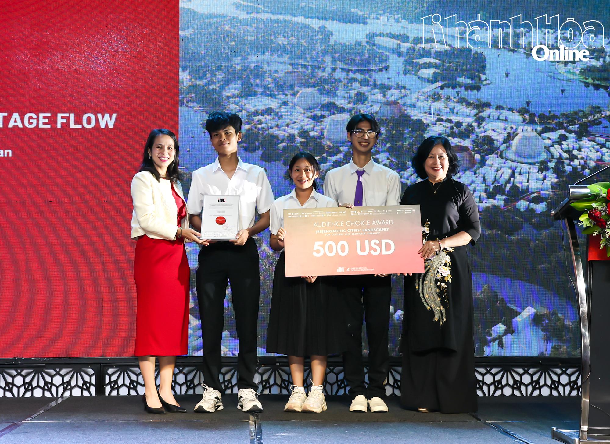 Đội thi đến từ Đại học Chiang Mai nhận giải do khán giả bình chọn.