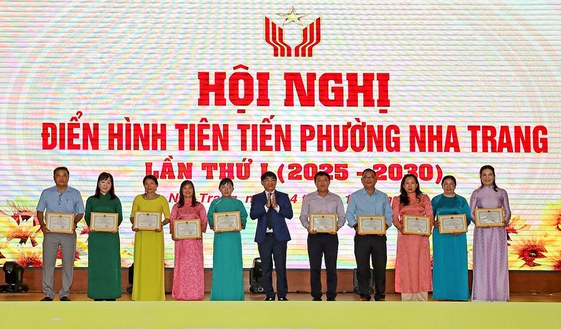 Các cá nhân có thành tích trong công tác tổ chức Đại hội đại biểu Đảng bộ phường được nhận giấy khen.