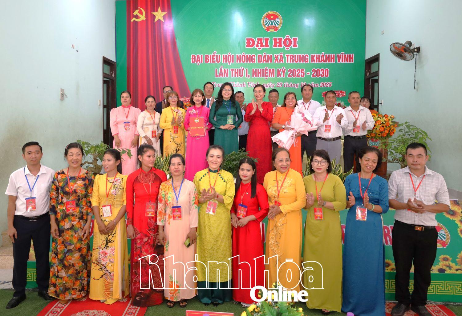 Lãnh đạo Hội Nông dân tỉnh và Đảng ủy xã Trung Khánh Vĩnh trao quyết định và tặng hoa chúc mừng Ban Chấp hành Hội Nông dân xã Trung Khánh Vĩnh nhiệm kỳ mới.