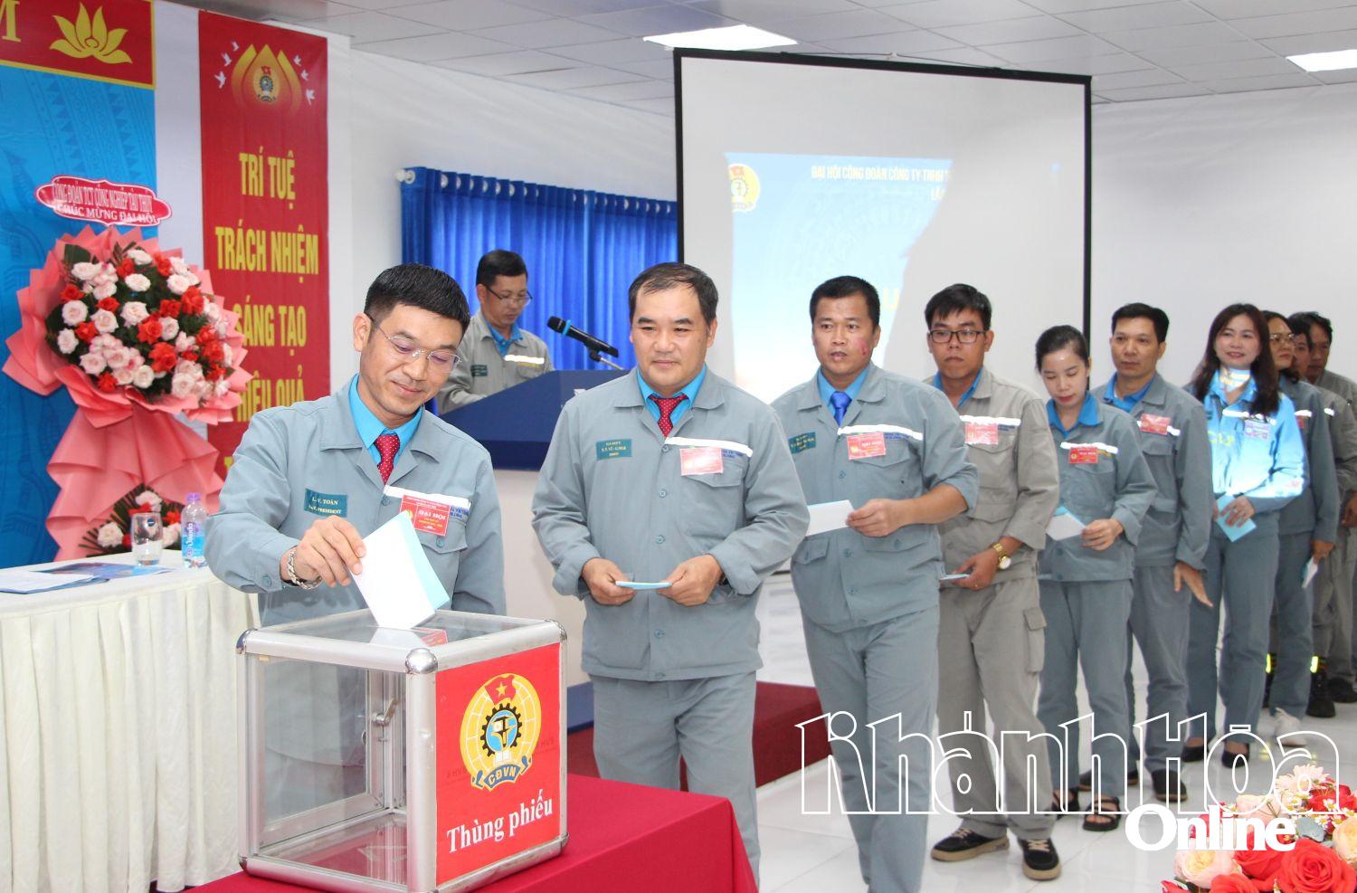 Các đại biểu bỏ phiếu bầu Ban Chấp hành Ban Chấp hành Công đoàn Công ty TNHH Đóng tàu Hyundai - Việt Nam nhiệm kỳ 2025-2030.