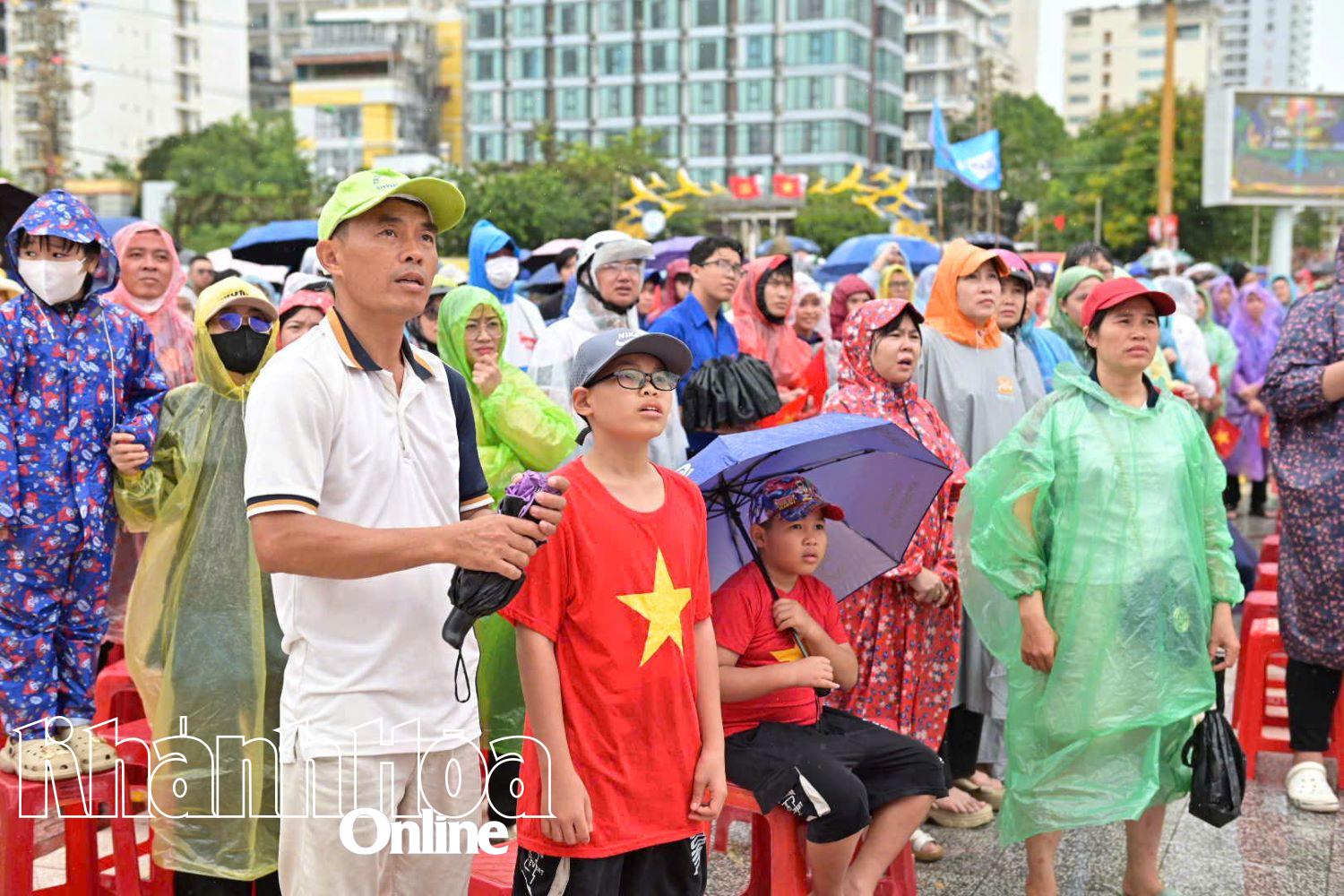 Khán giả chăm chú theo dõi chương trình được truyền hình trực tiếp.
