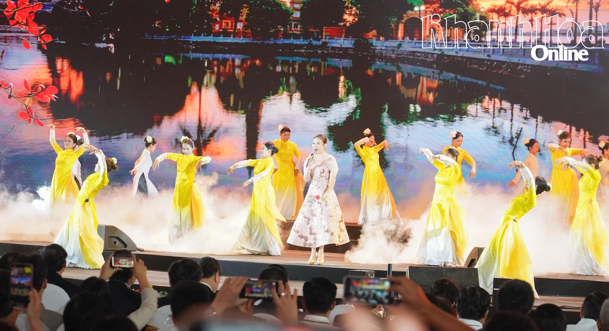 Chương trình ca nhạc chào mừng hội chợ.