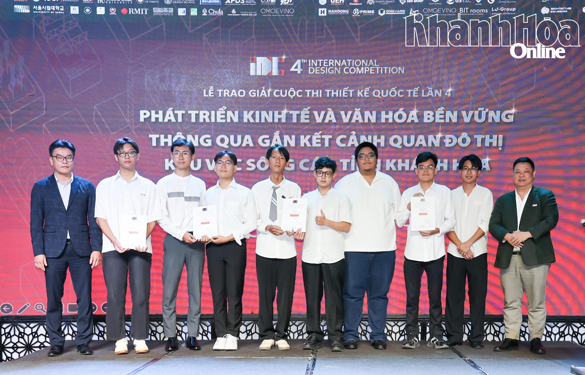 Các đội nhận giấy chứng nhận tham gia cuộc thi. 