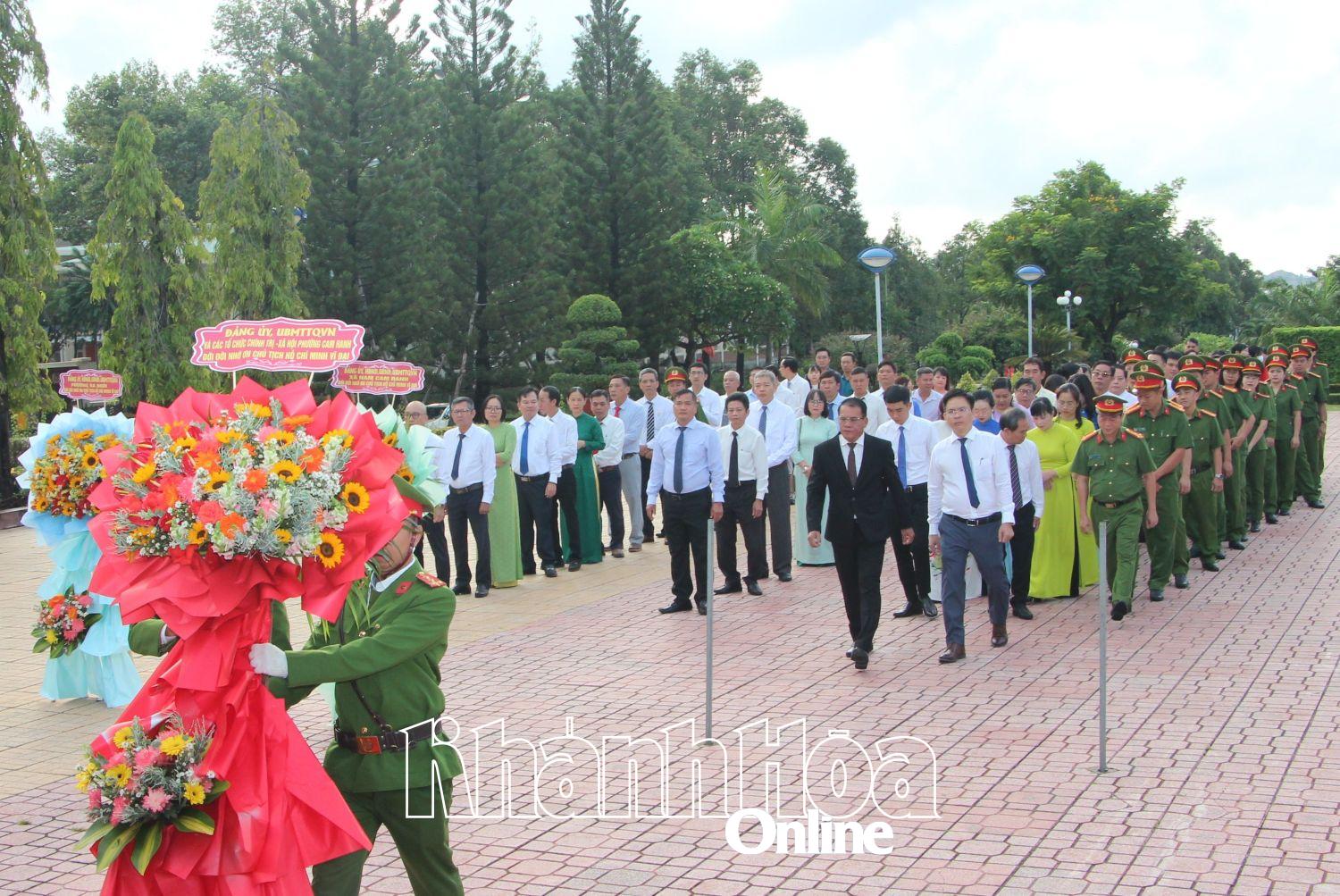 Lãnh đạo phường Cam Ranh dâng hoa, dâng hương tưởng nhớ công ơn Bác Hồ.
