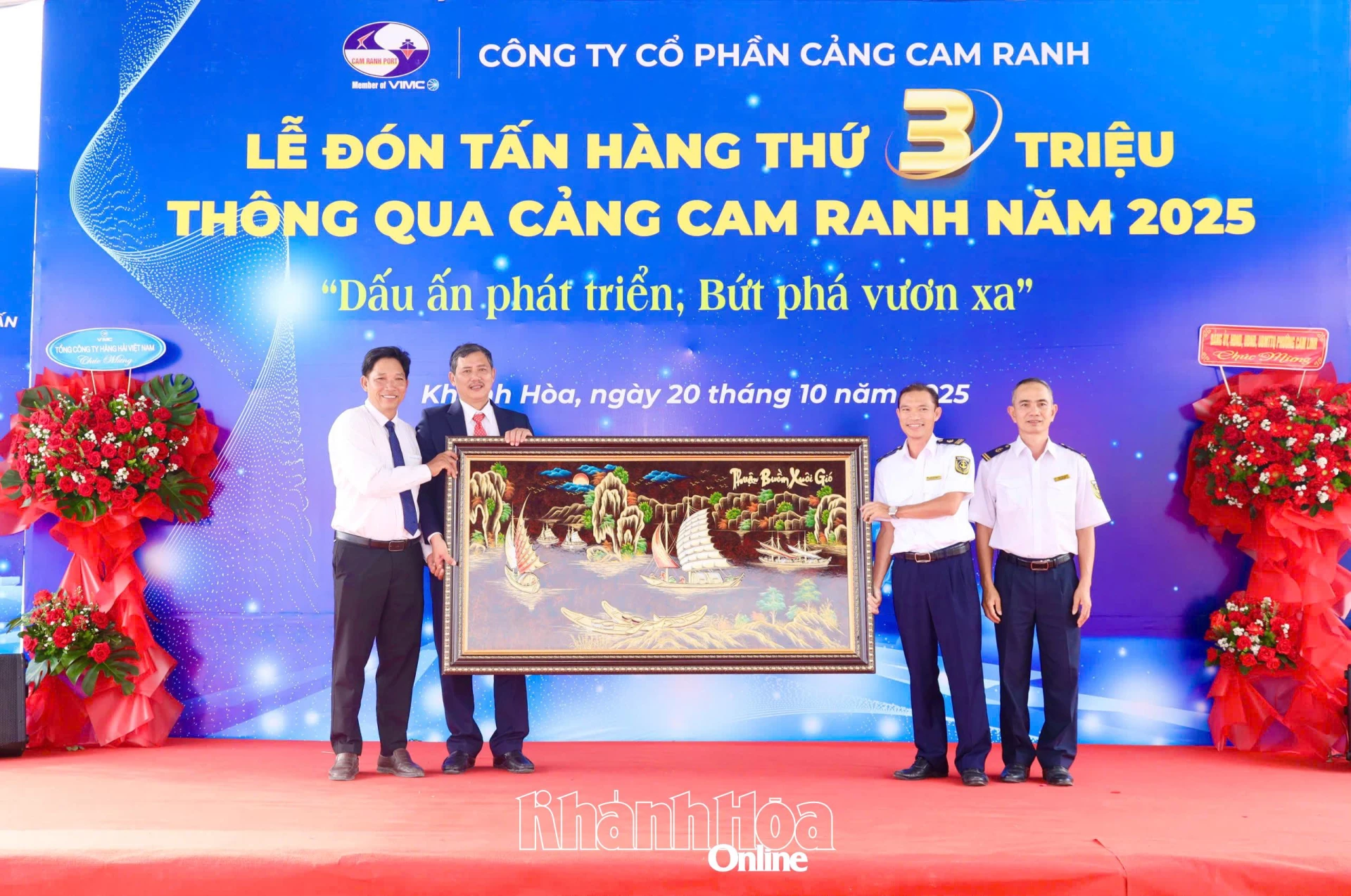 Nha Trang Maritime Port Authority presenting congratulatory gifts to Cam Ranh Port

