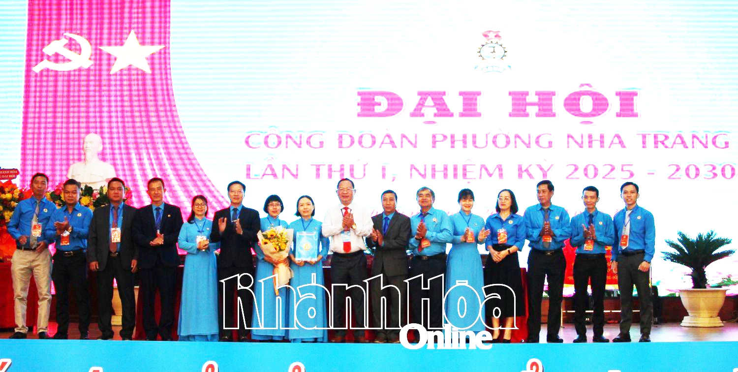 Lãnh đạo Liên đoàn Lao động tỉnh và phường Nha Trang tặng hoa chúc mừng Ban Chấp hành Công đoàn phường Nha Trang, nhiệm kỳ 2025-2030.