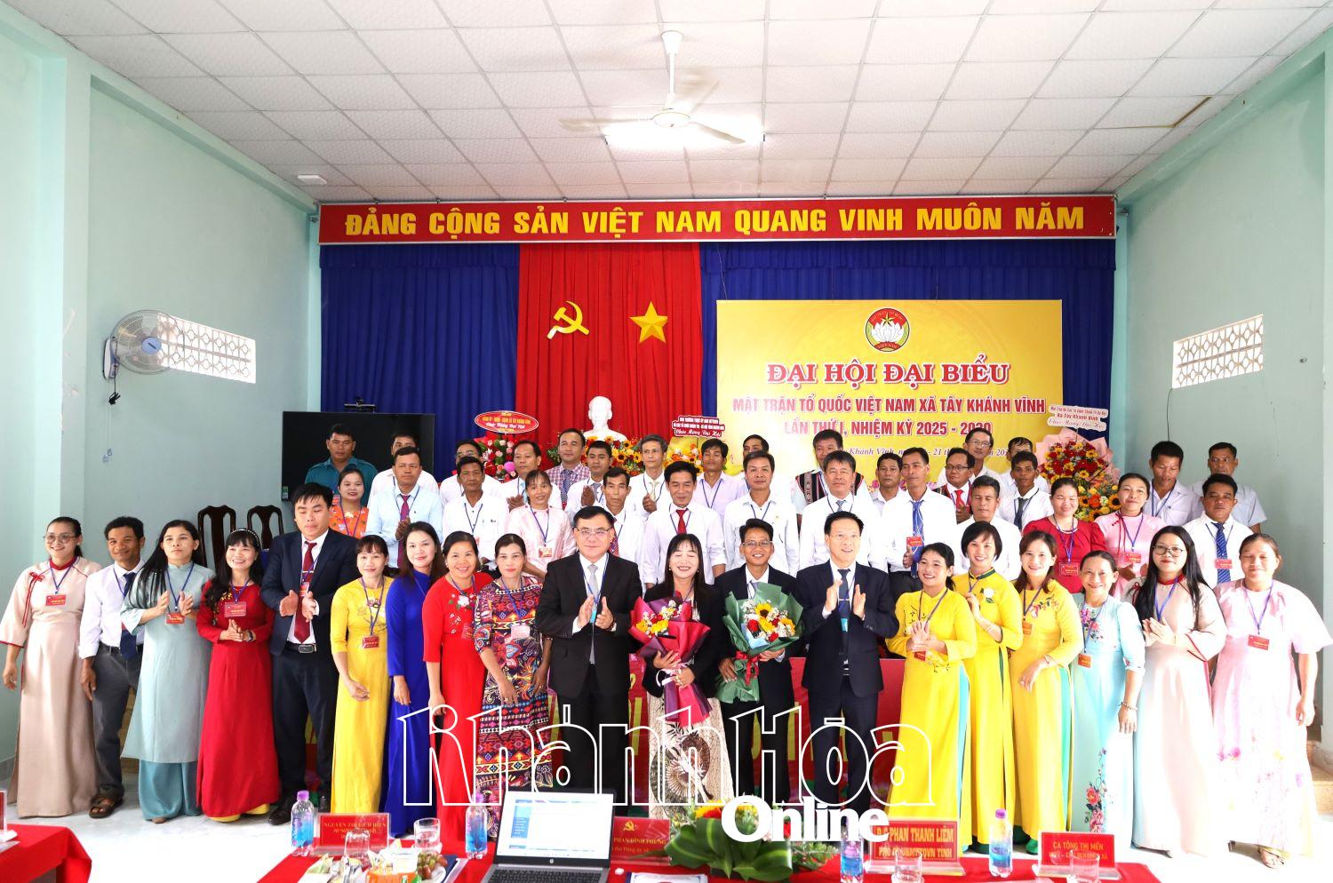 Lãnh đạo Ủy ban MTTQ Việt Nam tỉnh và xã Tây Khánh Vĩnh tặng hoa chúc mừng ủy viên Ủy ban MTTQ Việt Nam xã Tây Khánh Vĩnh nhiệm kỳ mới.