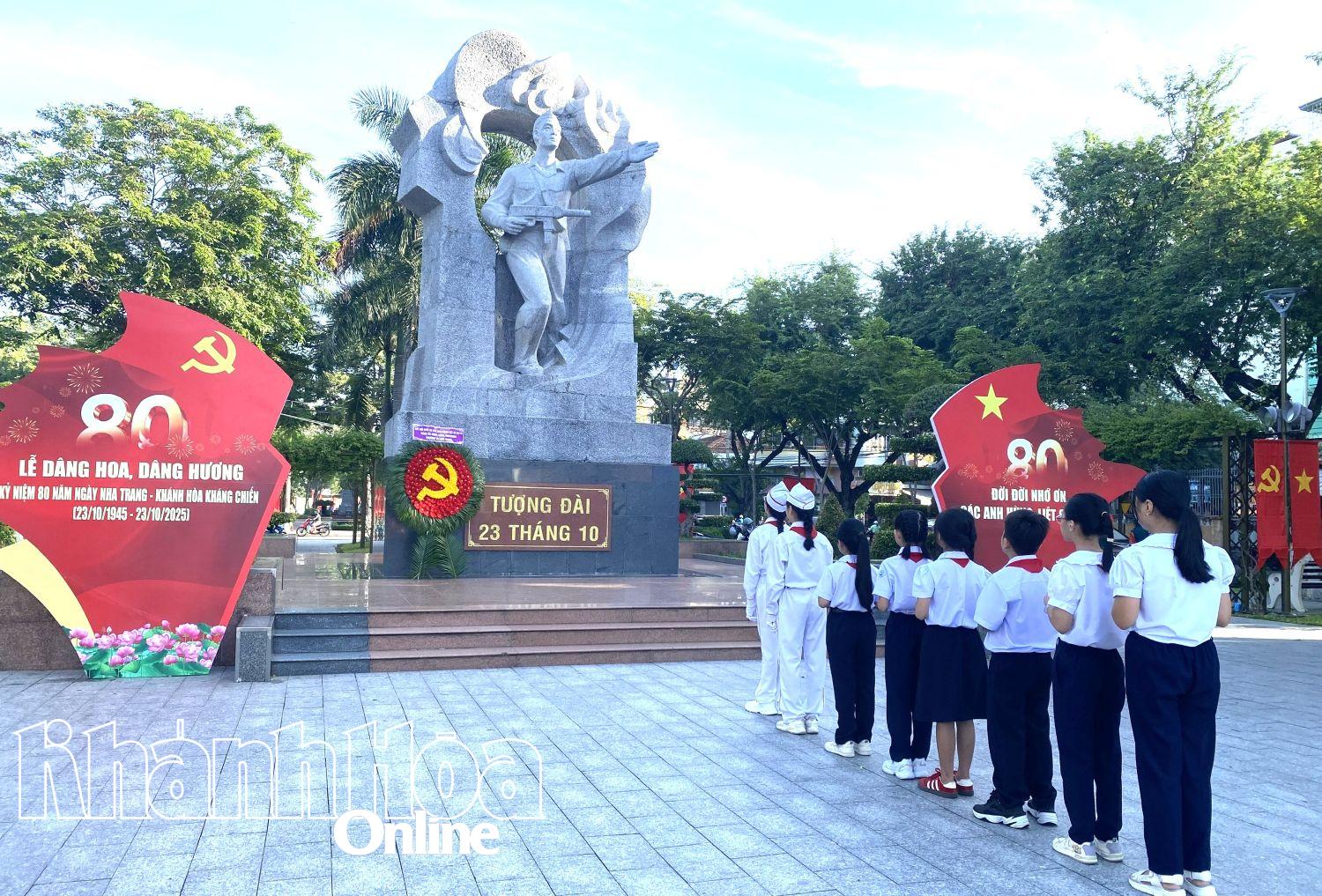 Cùng ngày có nhiều đoàn học sinh các trường học trên địa bàn phường Tây Nha Trang tới dâng hoa, dâng hương tại Tượng đài 23 tháng 10.