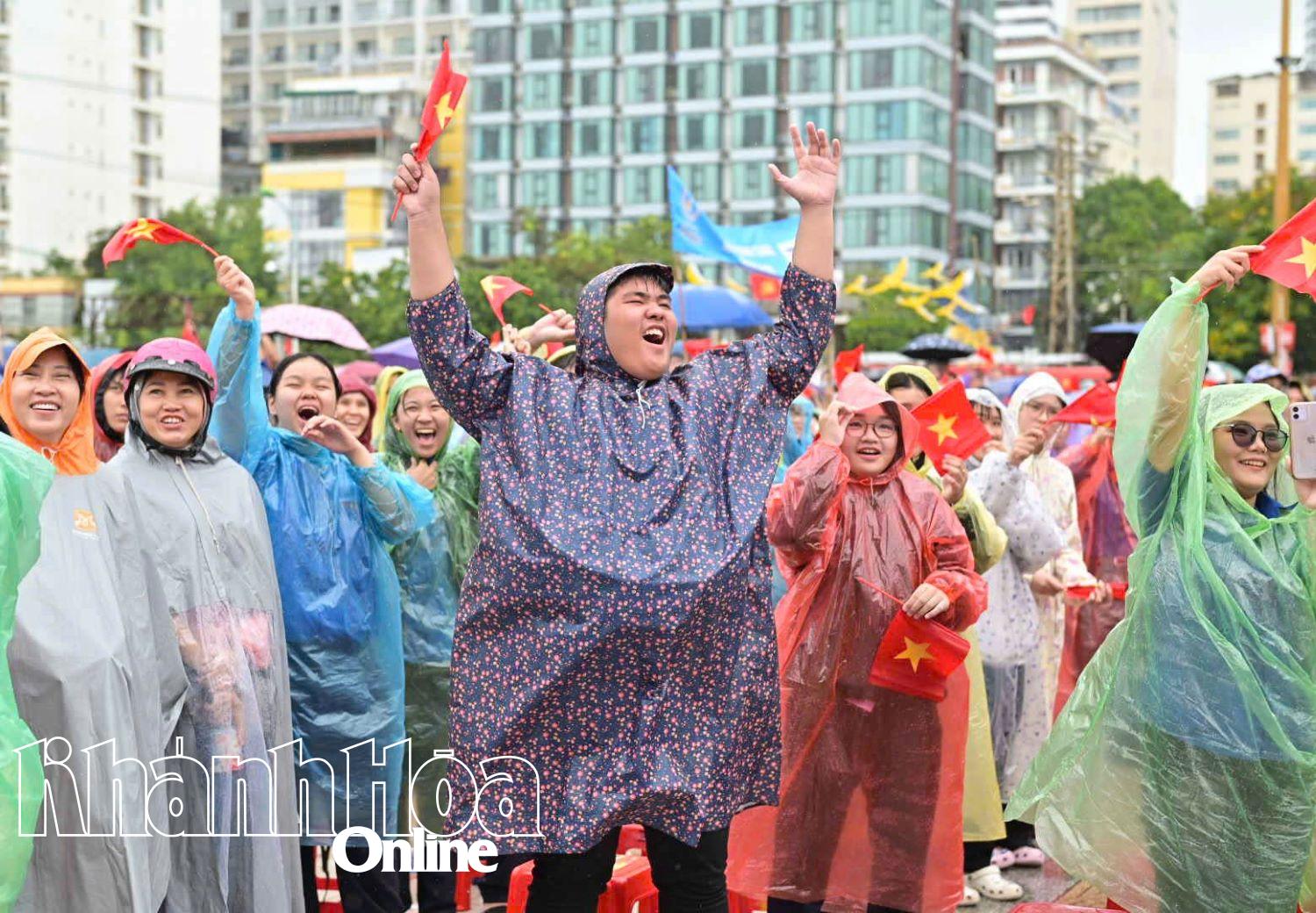 Khán giả hò reo cổ vũ khi Thanh Tùng trả lời đúng.
