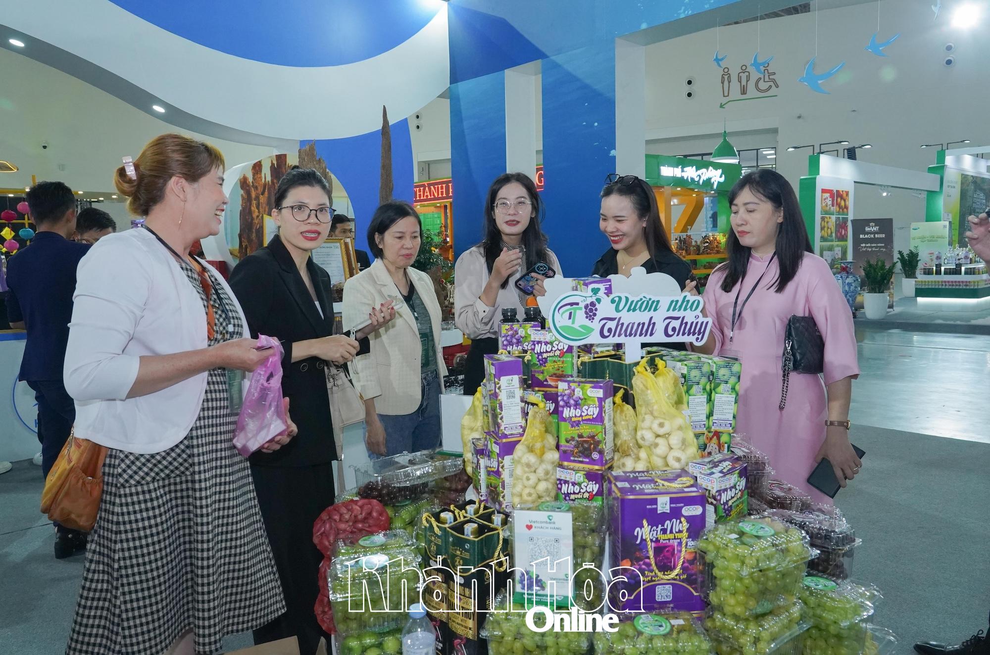 Khách hàng tham quan gian hàng trưng bày đặc sản của tỉnh Khánh Hòa.