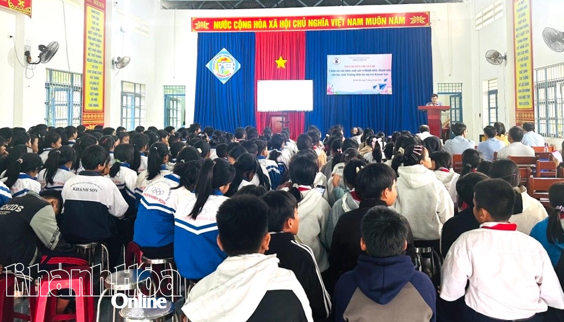 Các học sinh được cập nhật kiến thức về giáo dục giới tính và chăm sóc sức khoẻ sinh sản cho vị thanh niên, thanh niên