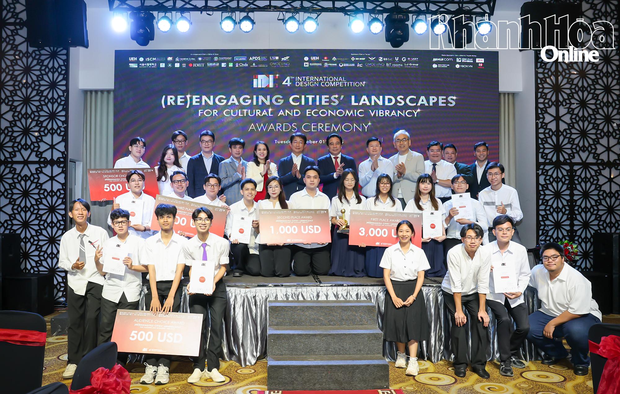 Các đại biểu dự lễ và thí sinh chụp ảnh lưu niệm.