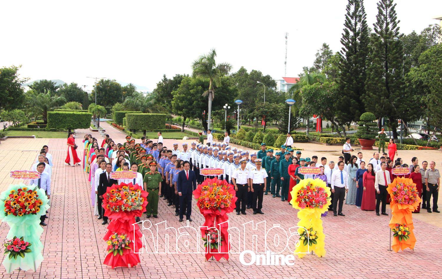 Quang cảnh tại lễ dâng hoa, dâng hương.