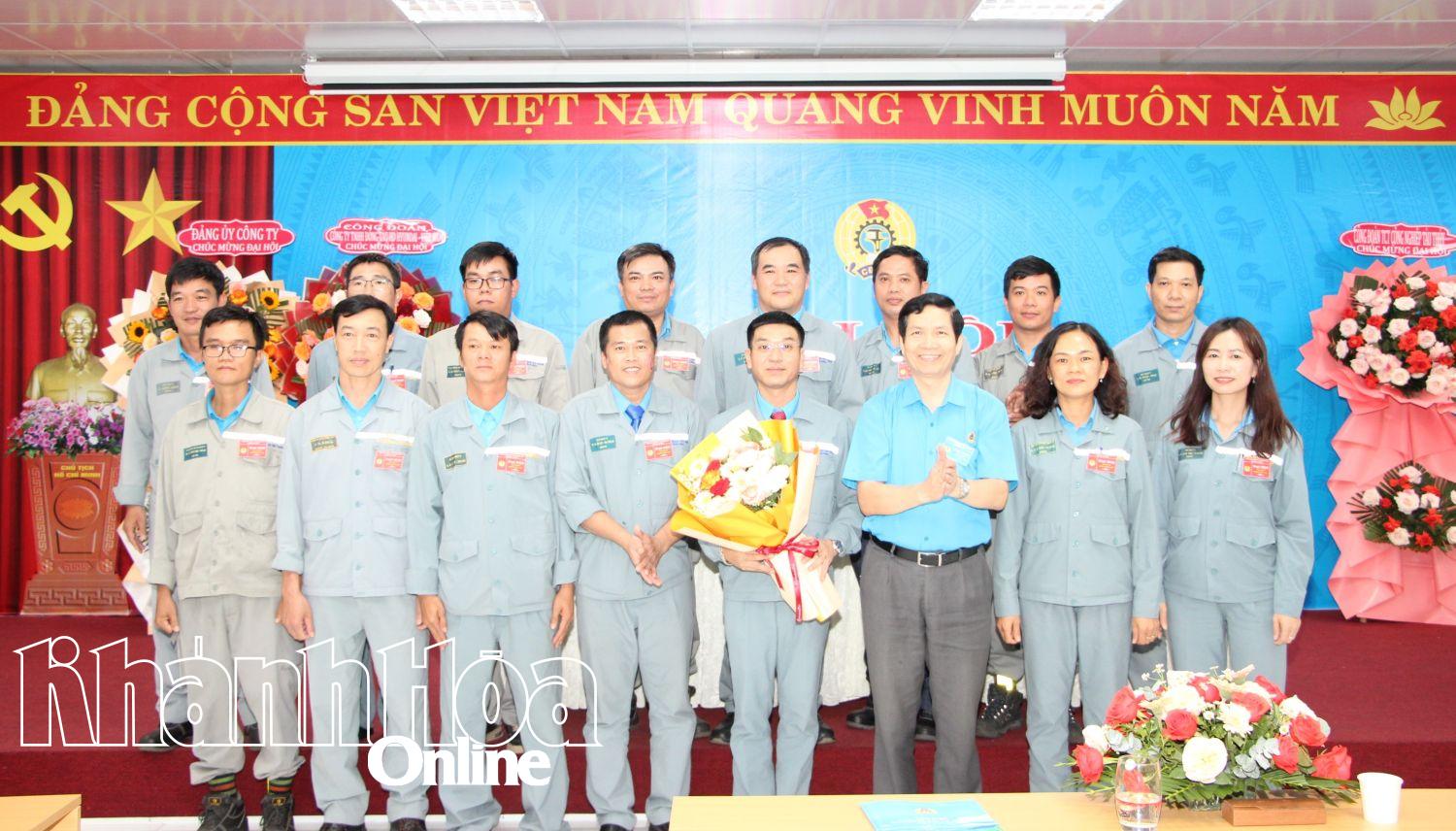 Lãnh đạo Công đoàn Tổng công ty Công nghiệp Tàu thủy tặng hoa chúc mừng Ban Chấp hành Công đoàn Công ty TNHH Đóng tàu Hyundai - Việt Nam.