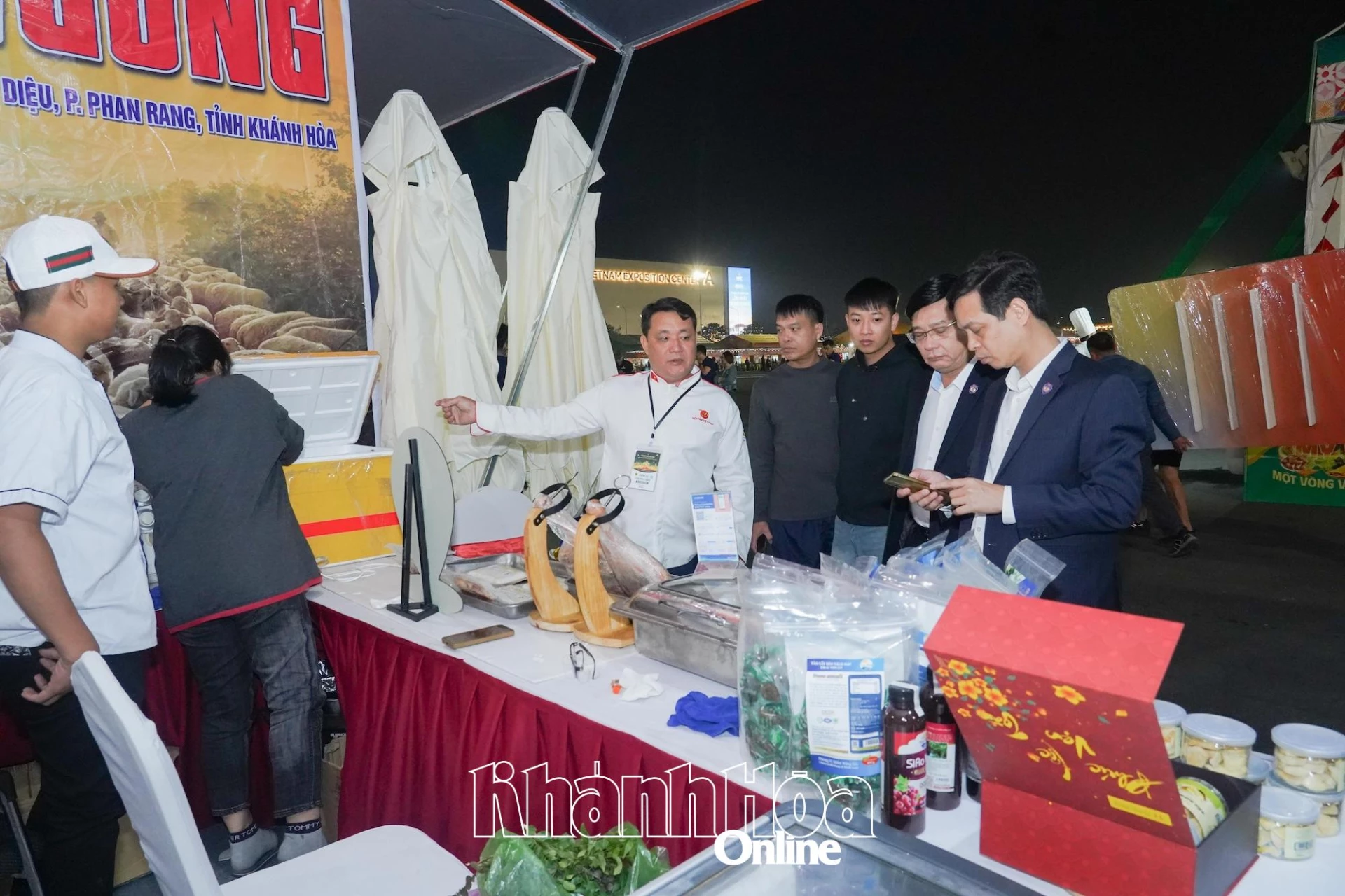 Đại biểu tham quan gian hàng ẩm thực của tỉnh Khánh Hòa.