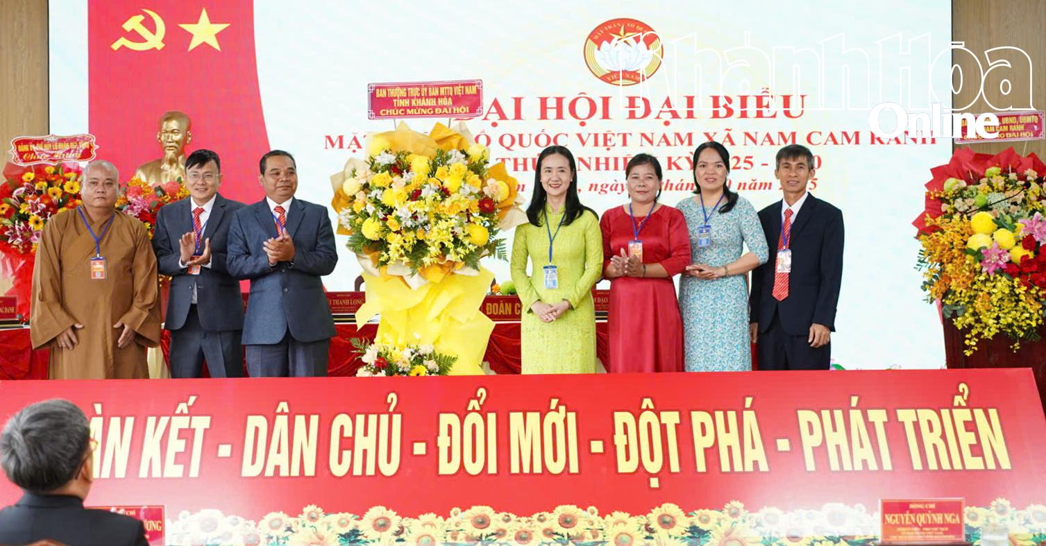 Đồng chí Nguyễn Quỳnh Nga tặng hoa chúc mừng Đại hội