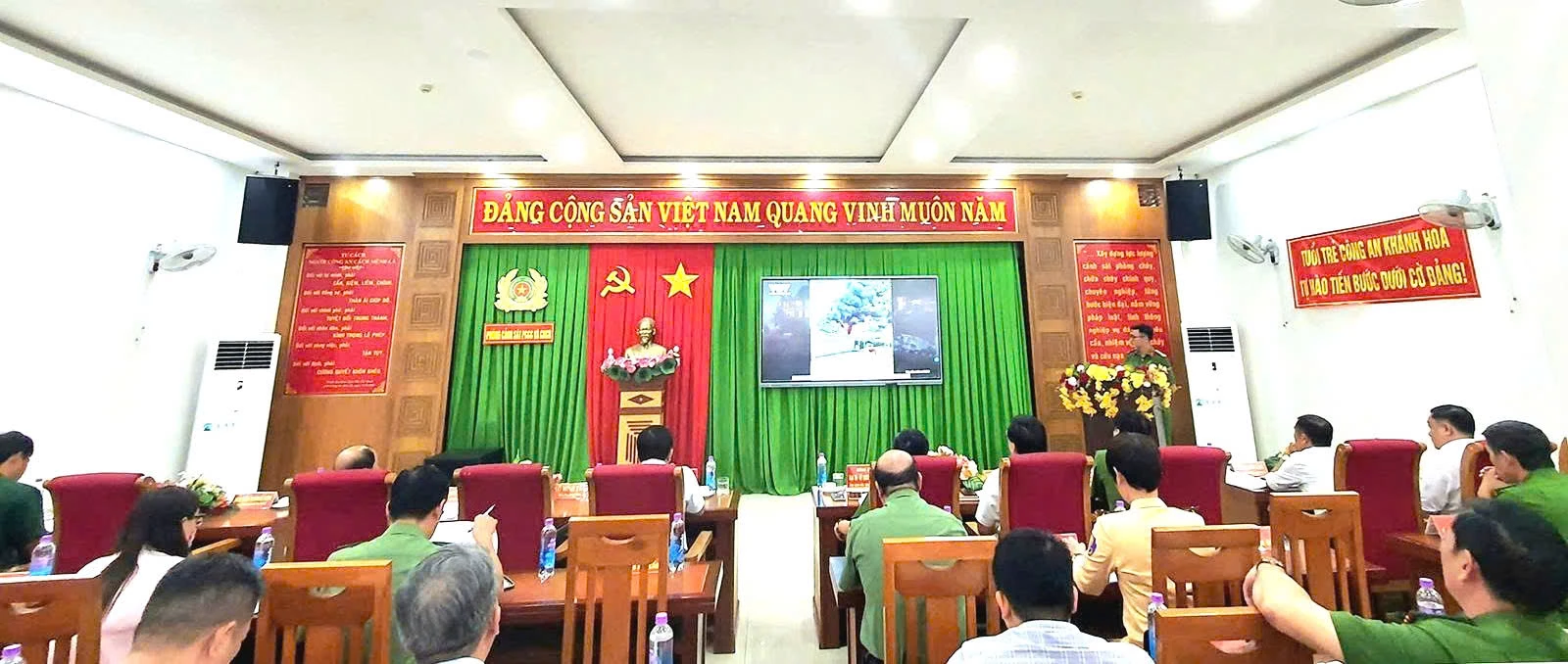 Quang cảnh diễn ra hội nghị
