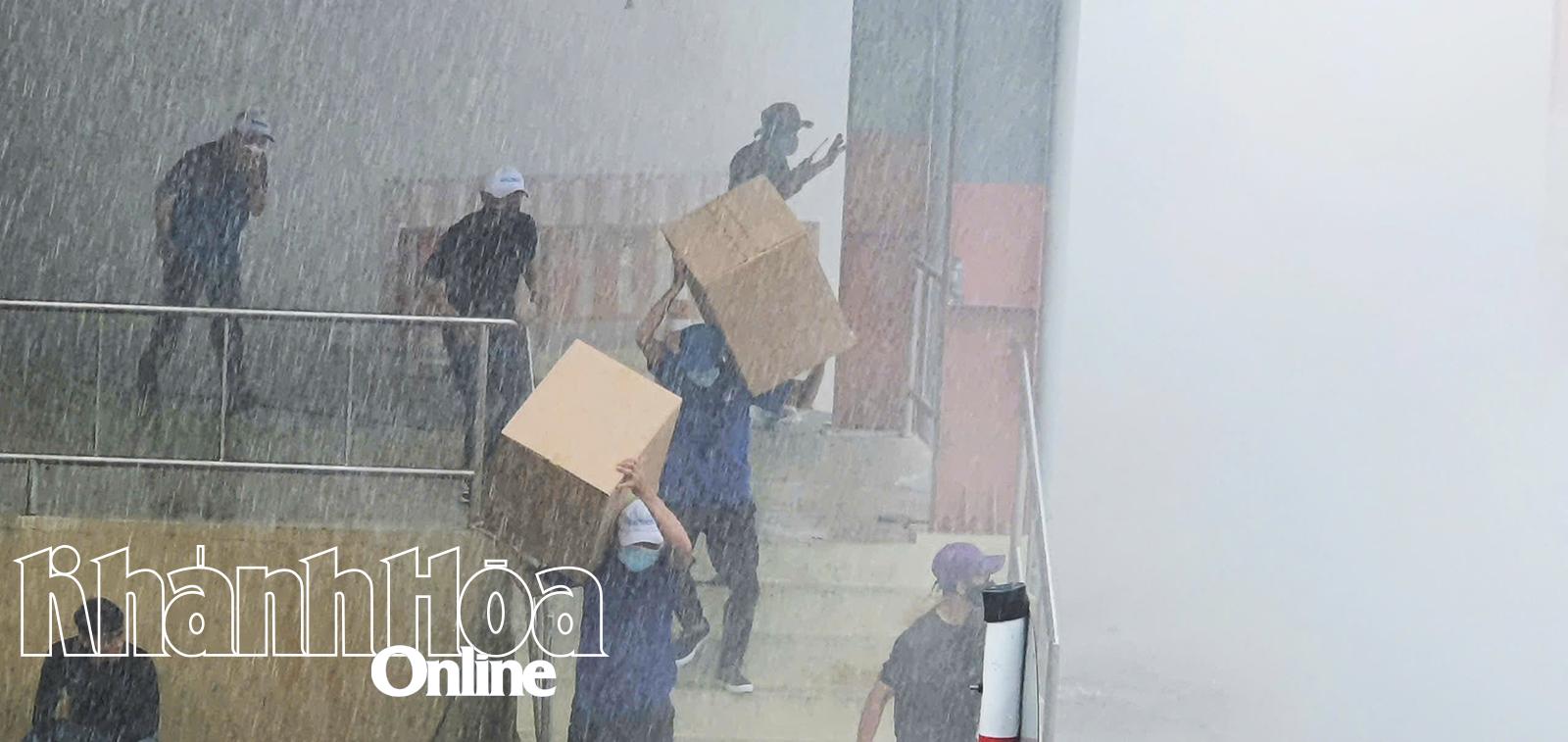 Các công nhân khẩn trương di chuyển tài sản đến nơi an toàn