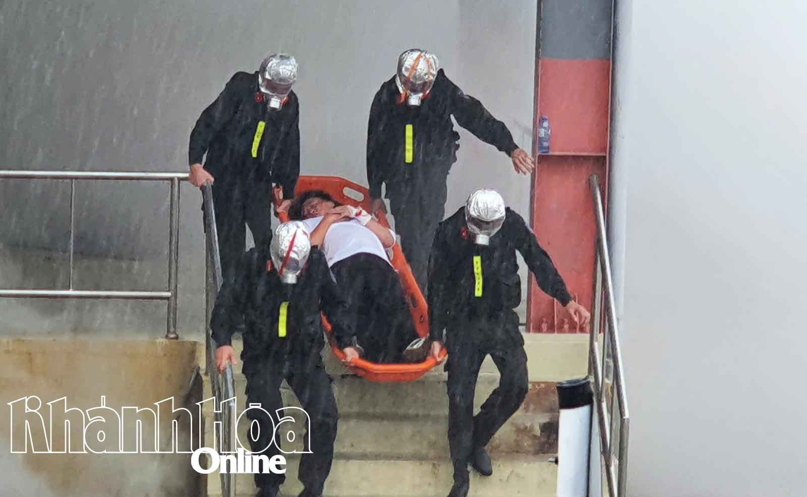 Cảnh sát cơ động được huy động tới hiện trường giải cứu nạn nhân