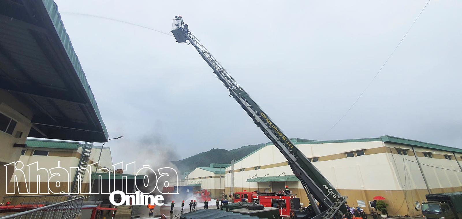 Xe thang phun nước từ trên cao 