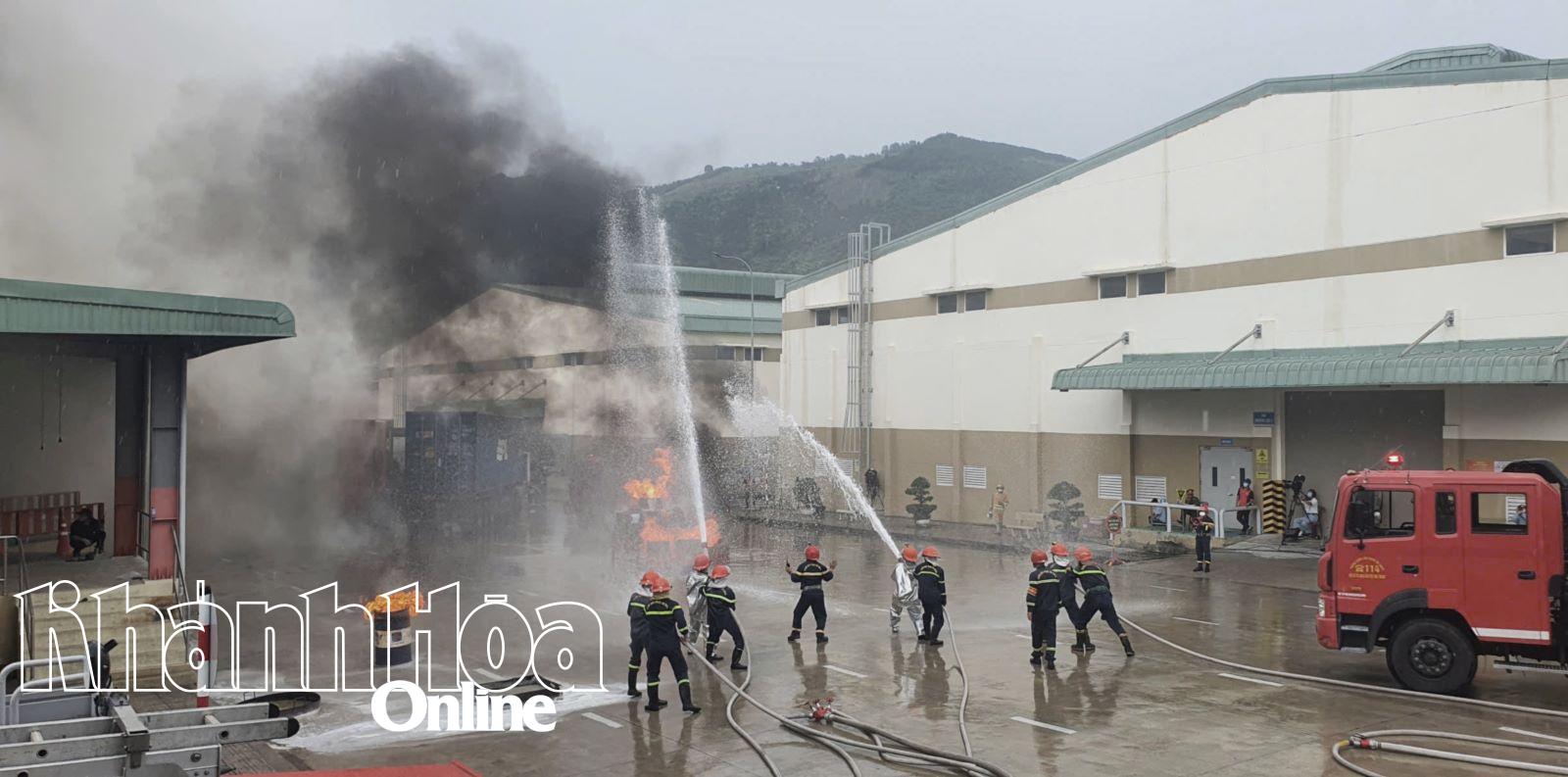 Lực lượng chữa cháy chuyên nghiệp nỗ lực dập lửa