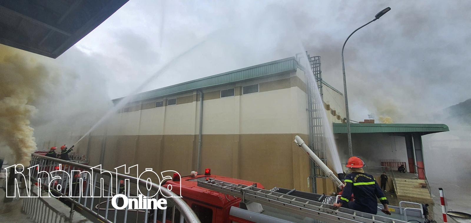 Xe chữa cháy tiếp cận từ nhiều hướng để dập lửa