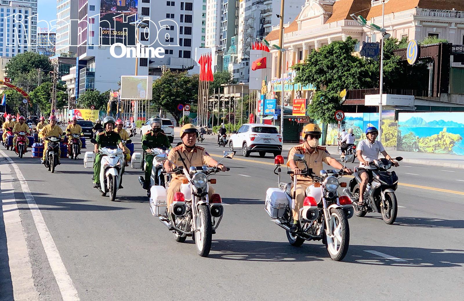 Các lực lượng tổ chức diễu hành qua các tuyến phố hưởng ứng Ngày toàn dân phòng cháy chữa cháy và cứu nạn, cứu hộ 