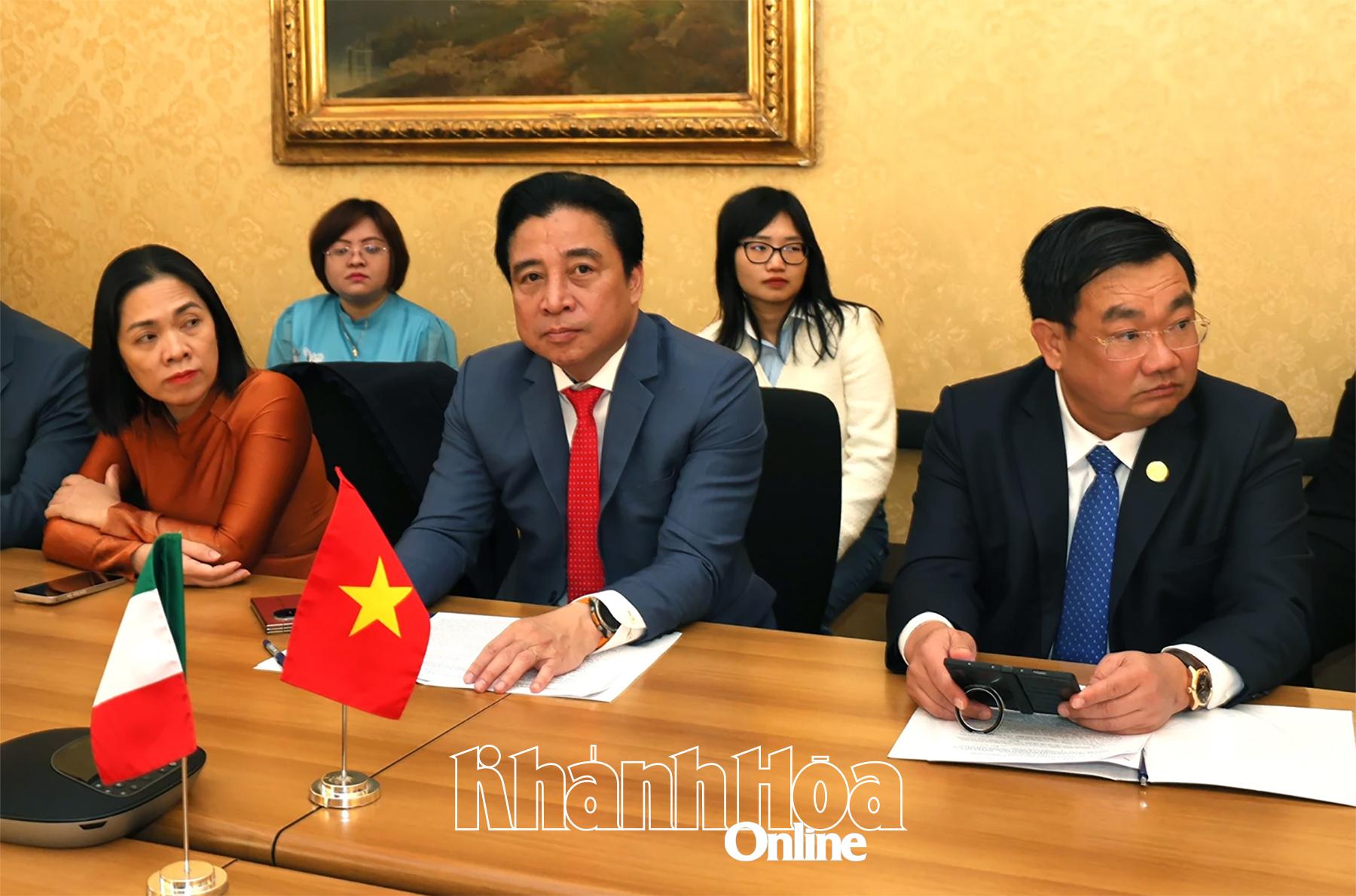 Lãnh đạo tỉnh dự buổi làm việc với chính quyền thành phố Milan.
