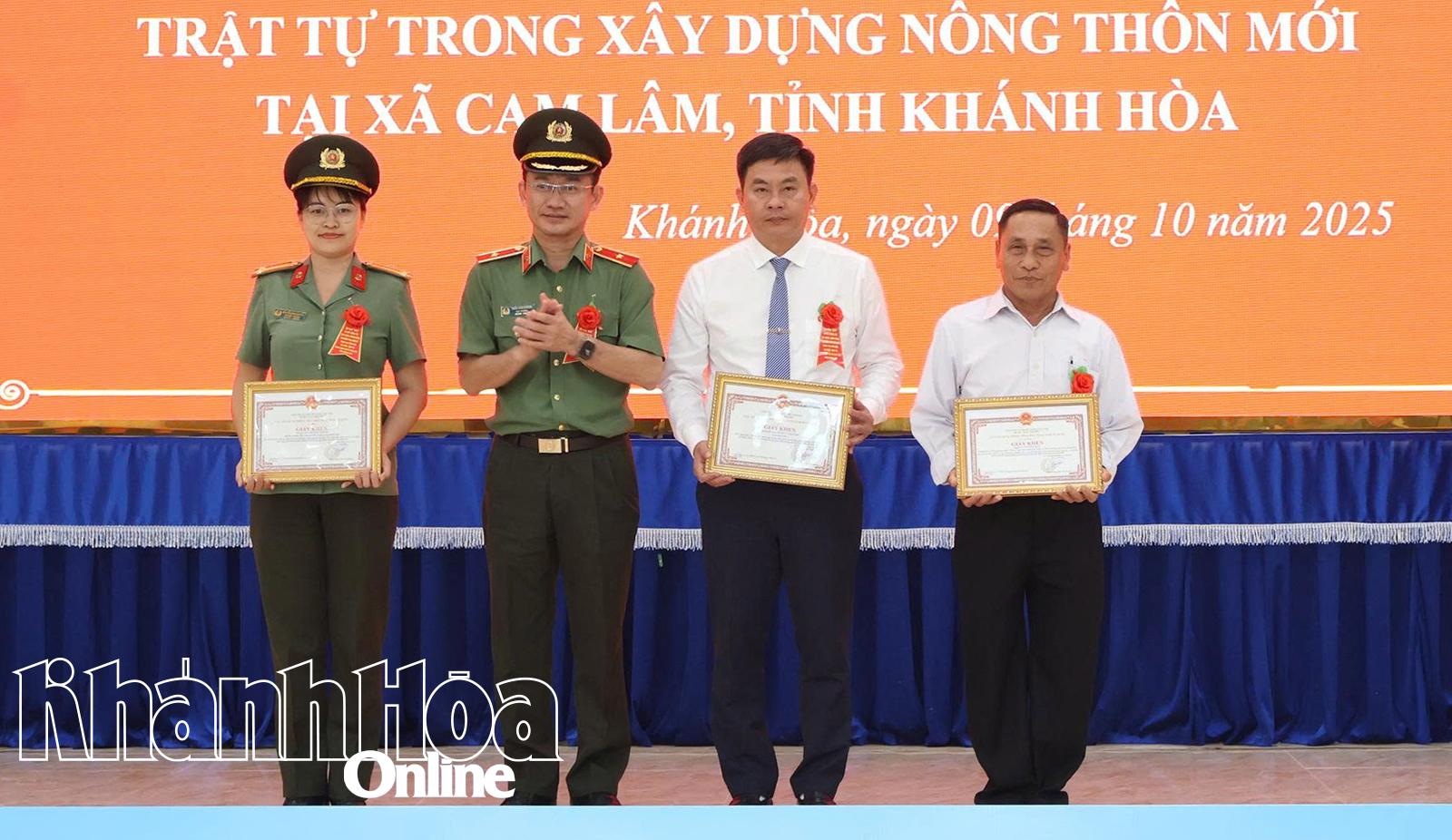 Thiếu tướng Trần Văn Dương trao giấy khen cho các tập thể, cá nhân