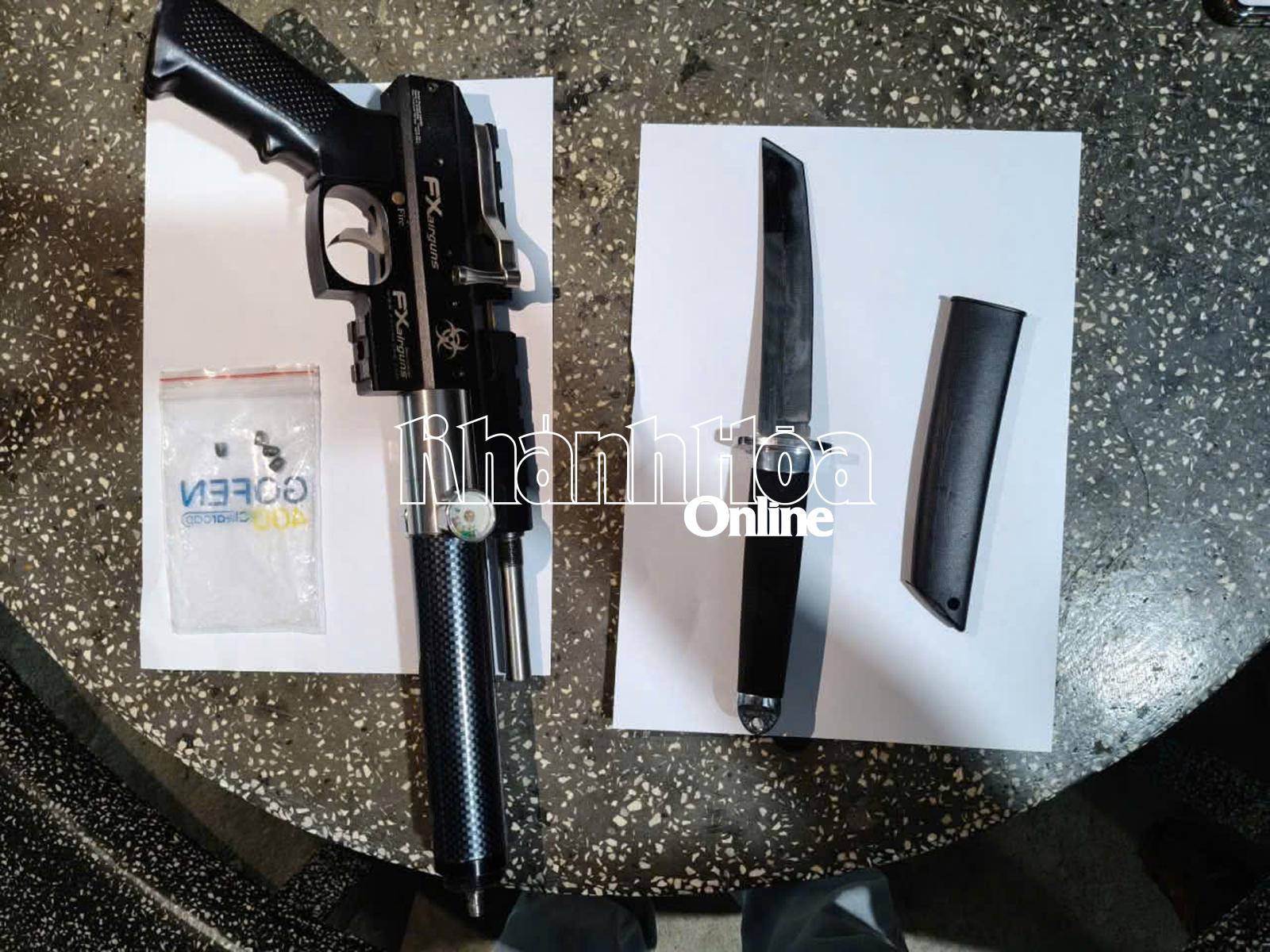 Công an xã Phước Hậu thu giữ 1 khẩu súng và 1 dao được phát hiện trong cốp xe của Tâm