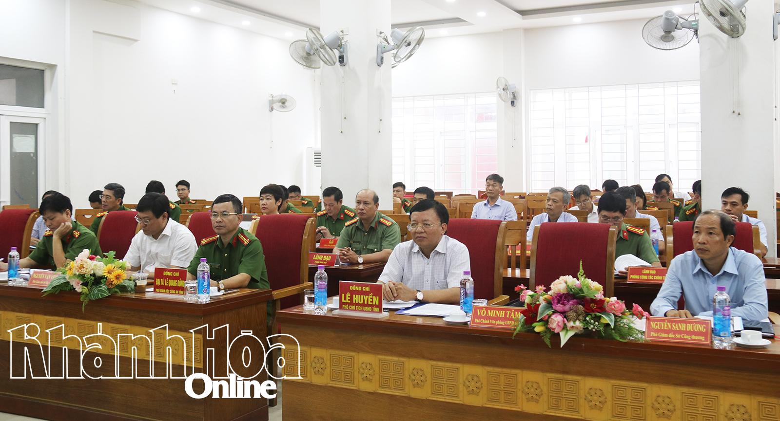 Đồng chí Lê Huyền cùng các đại biểu tham dự hội nghị