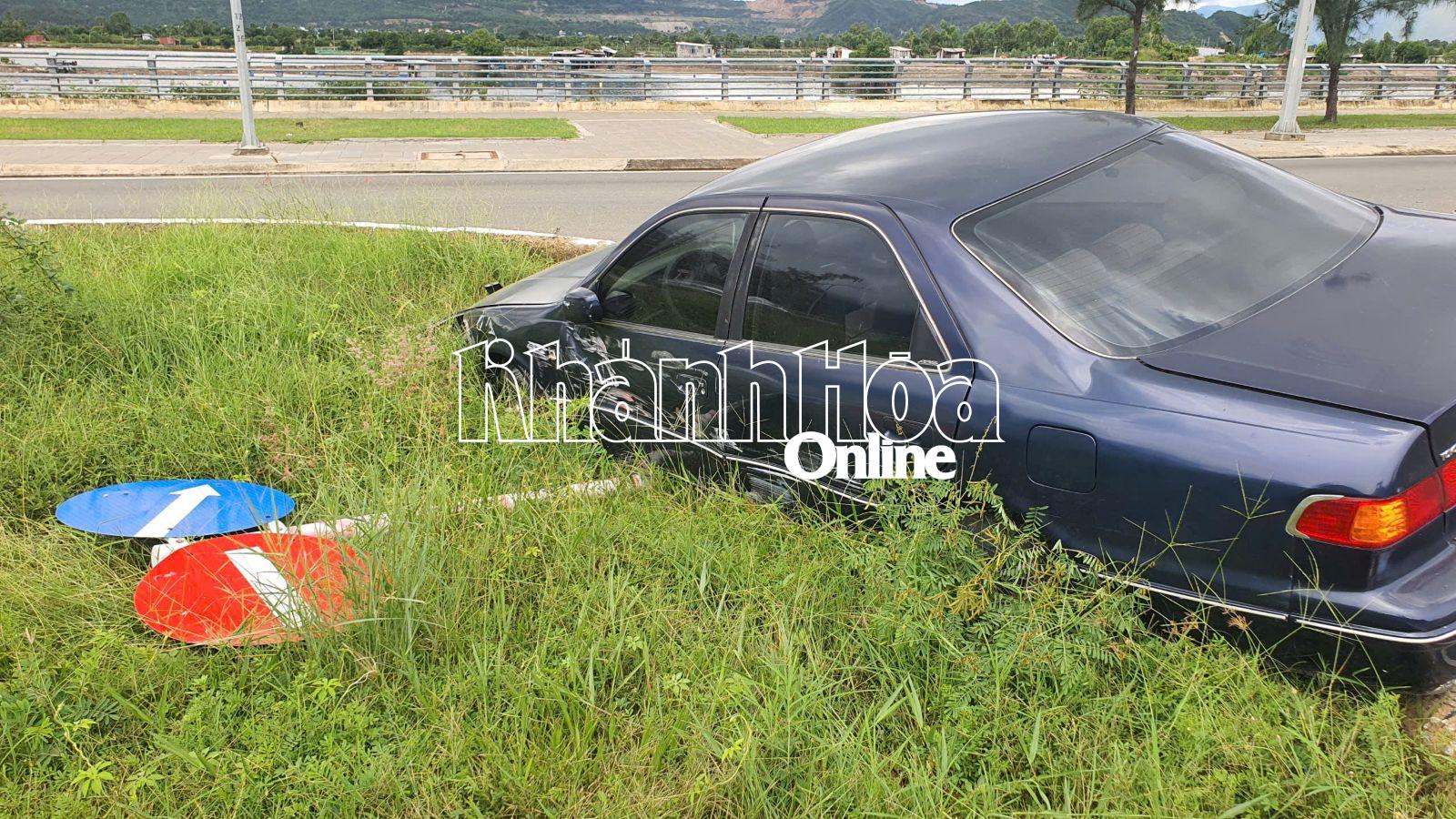 Một biển báo giao thông cũng bị gãy gục