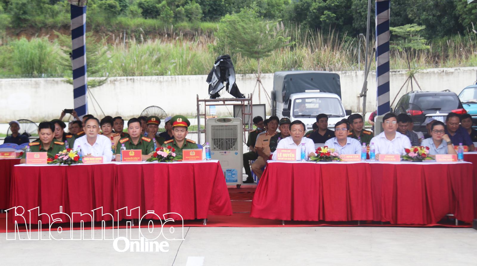 Đồng chí Lê Huyền cùng các đại biểu tham dự buổi thực tập