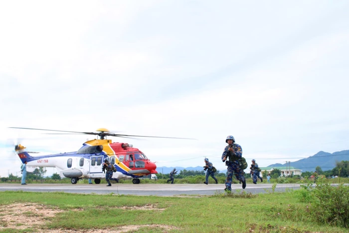 Lữ đoàn 101, Vùng 4 Hải quân phối hợp huấn luyện hiệp đồng đổ bộ đường không