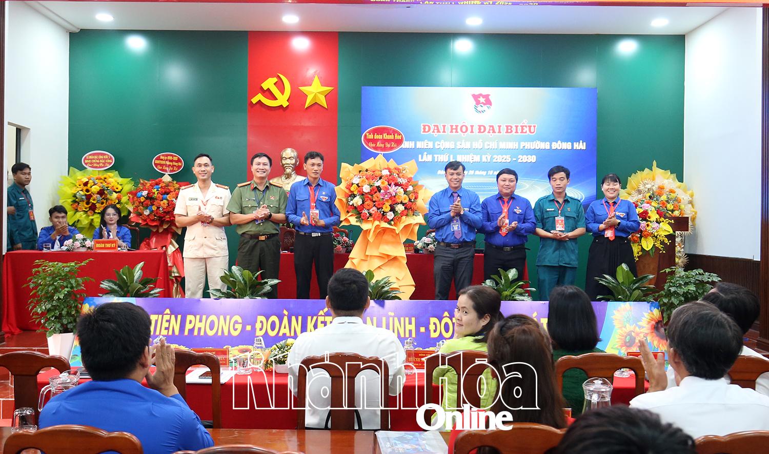 Đồng chí Huỳnh Hữu Phúc tặng hoa chúc mừng đại hội.