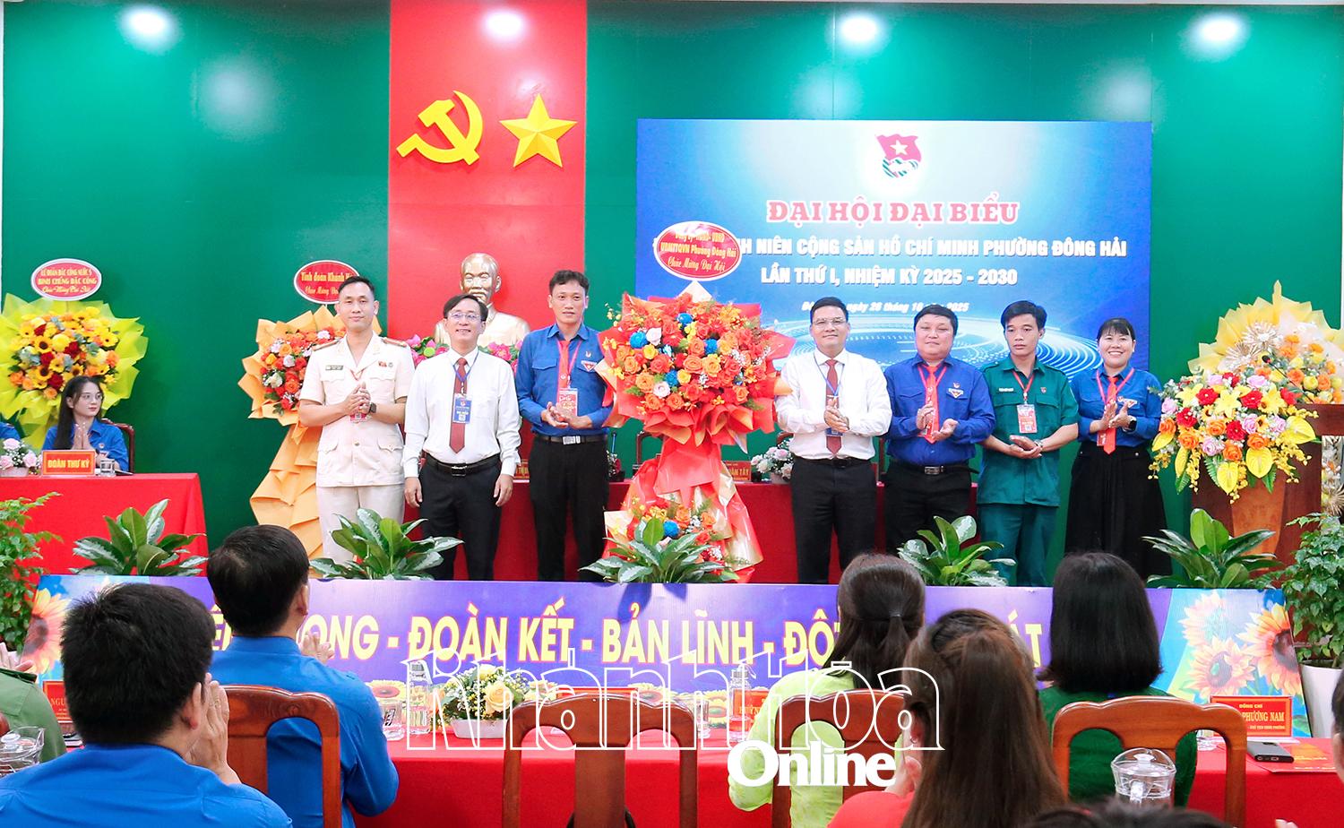 Lãnh đạo phường Đông Hải tặng hoa chúc mừng đại hội.