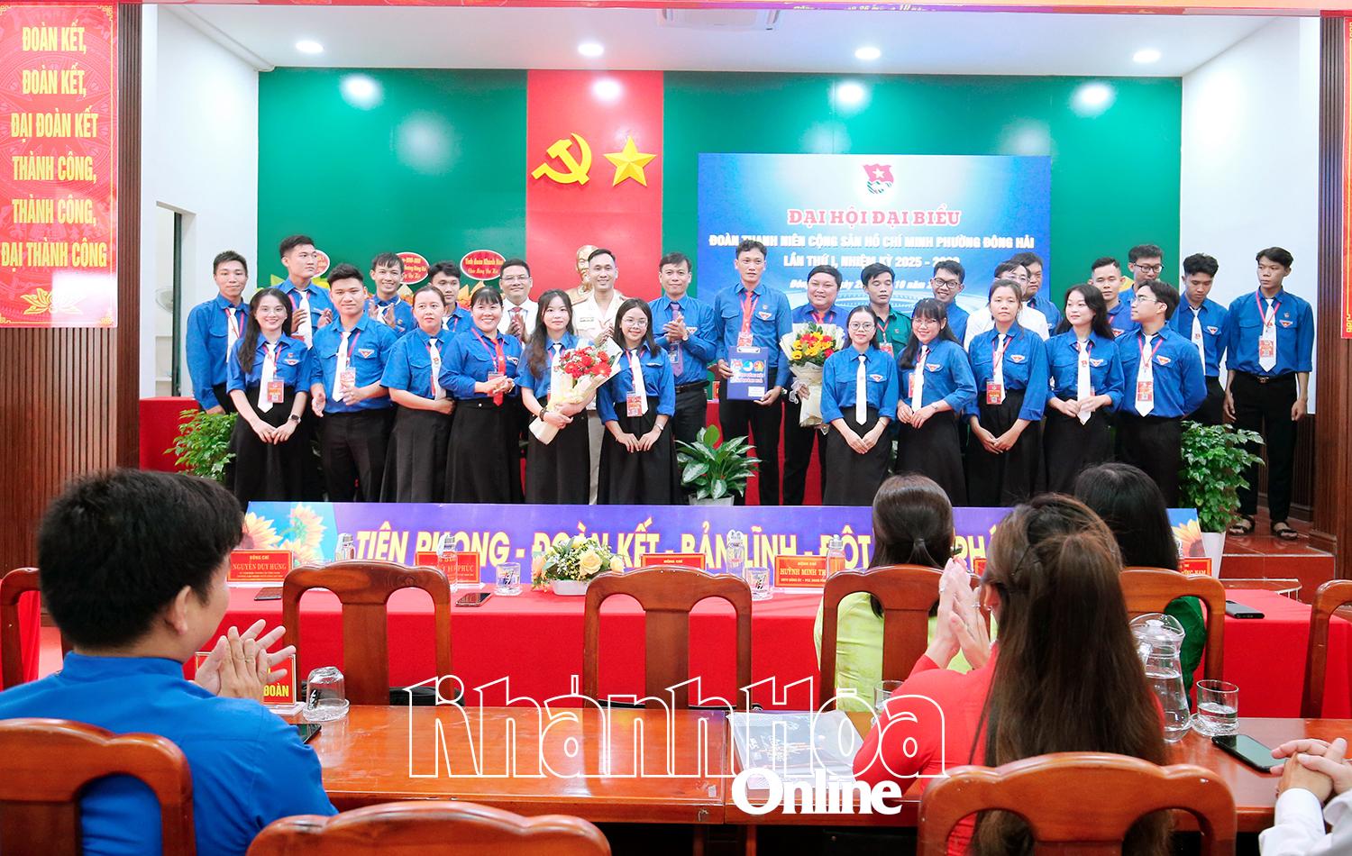 Đồng chí Huỳnh Hữu Phúc và lãnh đạo phường Đông Hải tặng hoa chúc mừng Ban Chấp hành Đoàn phường Đông Hải khóa I, nhiệm kỳ 2025-2030.