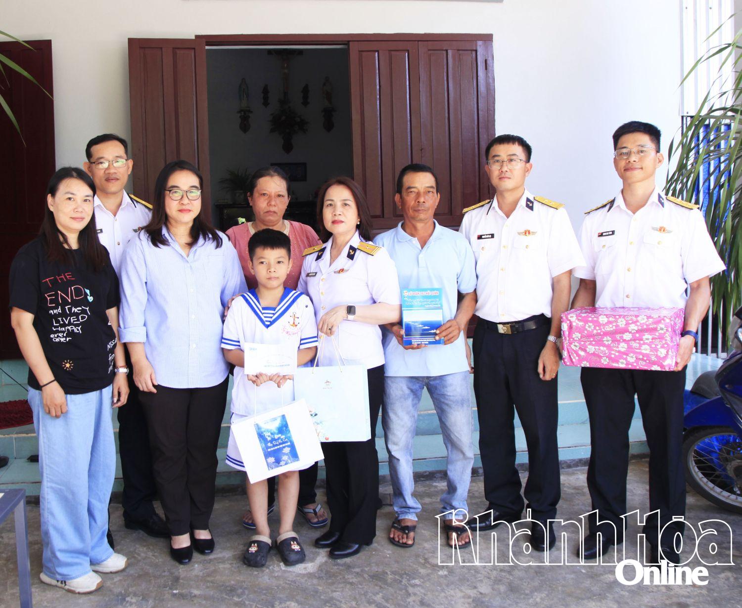 Đoàn công tác tặng quà Tết Trung thu cho con ngư dân được Lữ đoàn 162 nhận đỡ đầu.