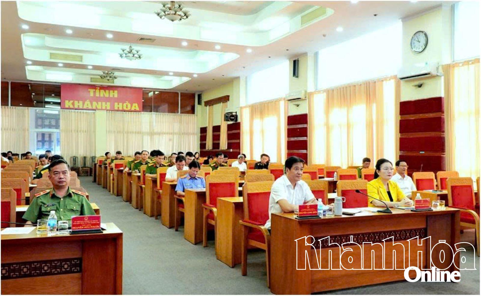 Đồng chí Nguyễn Long Biên cùng các đại biểu tham dự hội nghị tại điểm cầu Khánh Hòa