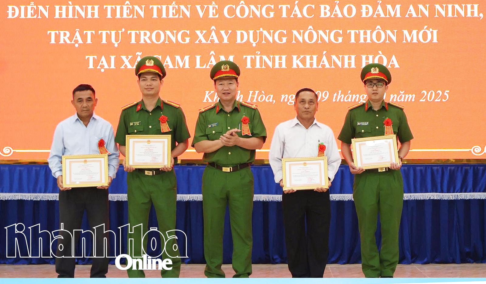 Đại tá Lê Quang Dũng trao giấy khen cho các tập thể, cá nhân