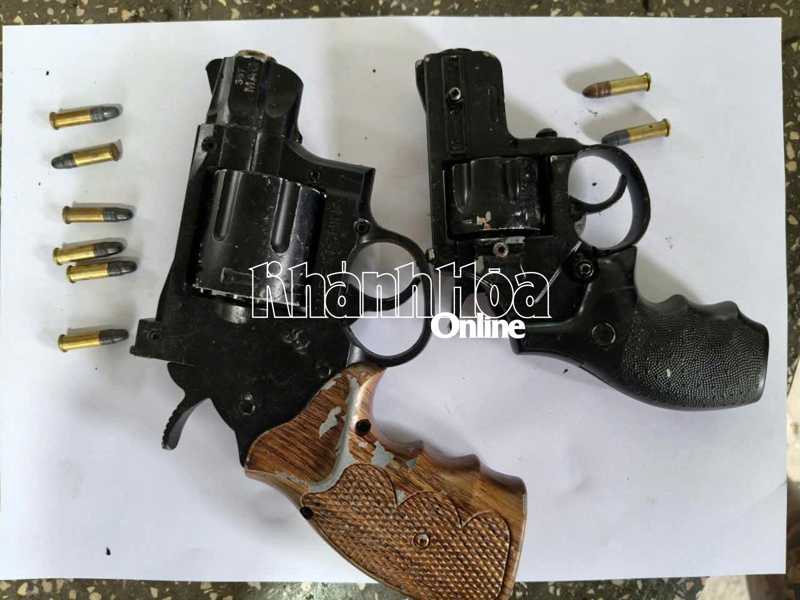 Khám xét tại nơi ở của Tâm, Công an xã Phước Hậu thu giữ thêm 2 khẩu súng và nhiều viên đạn