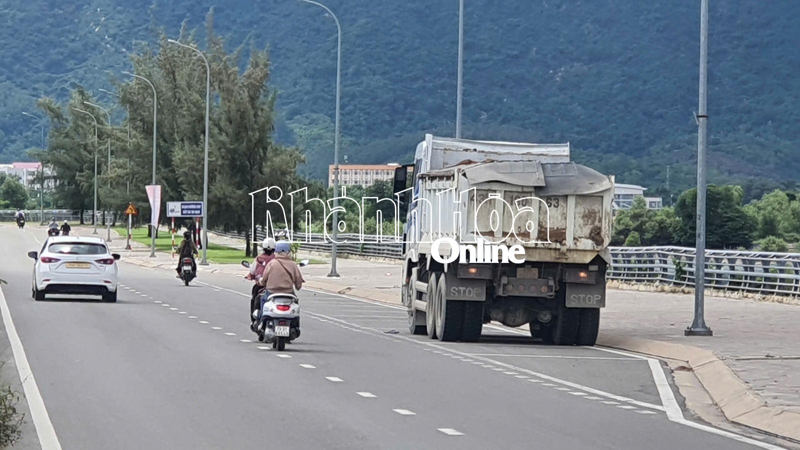 Sau va chạm, xe tải chạy thêm một đoạn mới dừng lại