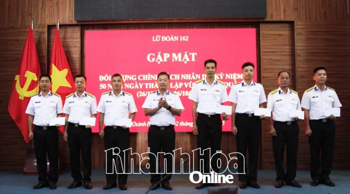 Lữ đoàn 162 gặp mặt, tặng quà đối tượng chính sách 