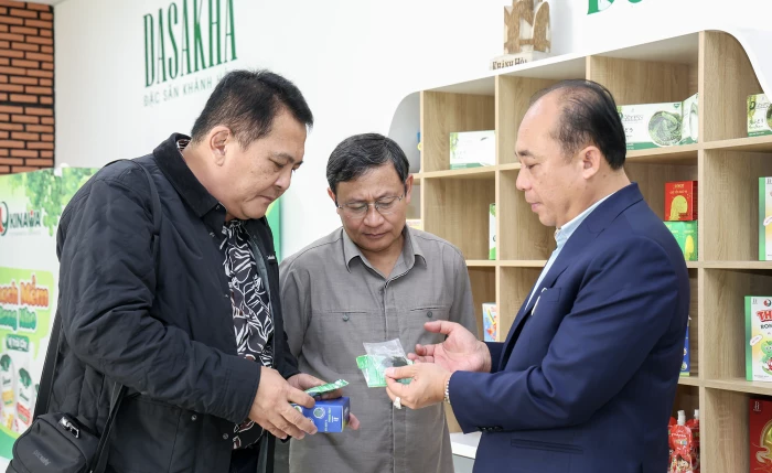 Đoàn công tác Cục Thủy sản - Nguồn lợi Thủy sản Philippines tìm hiểu quy trình sản xuất rong biển tại D&T Khánh Hòa