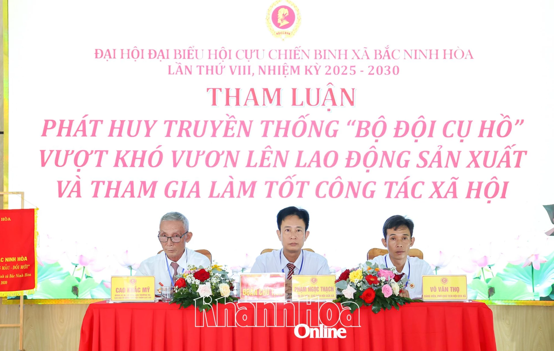 Đoàn Chủ tịch điều hành đại hội.