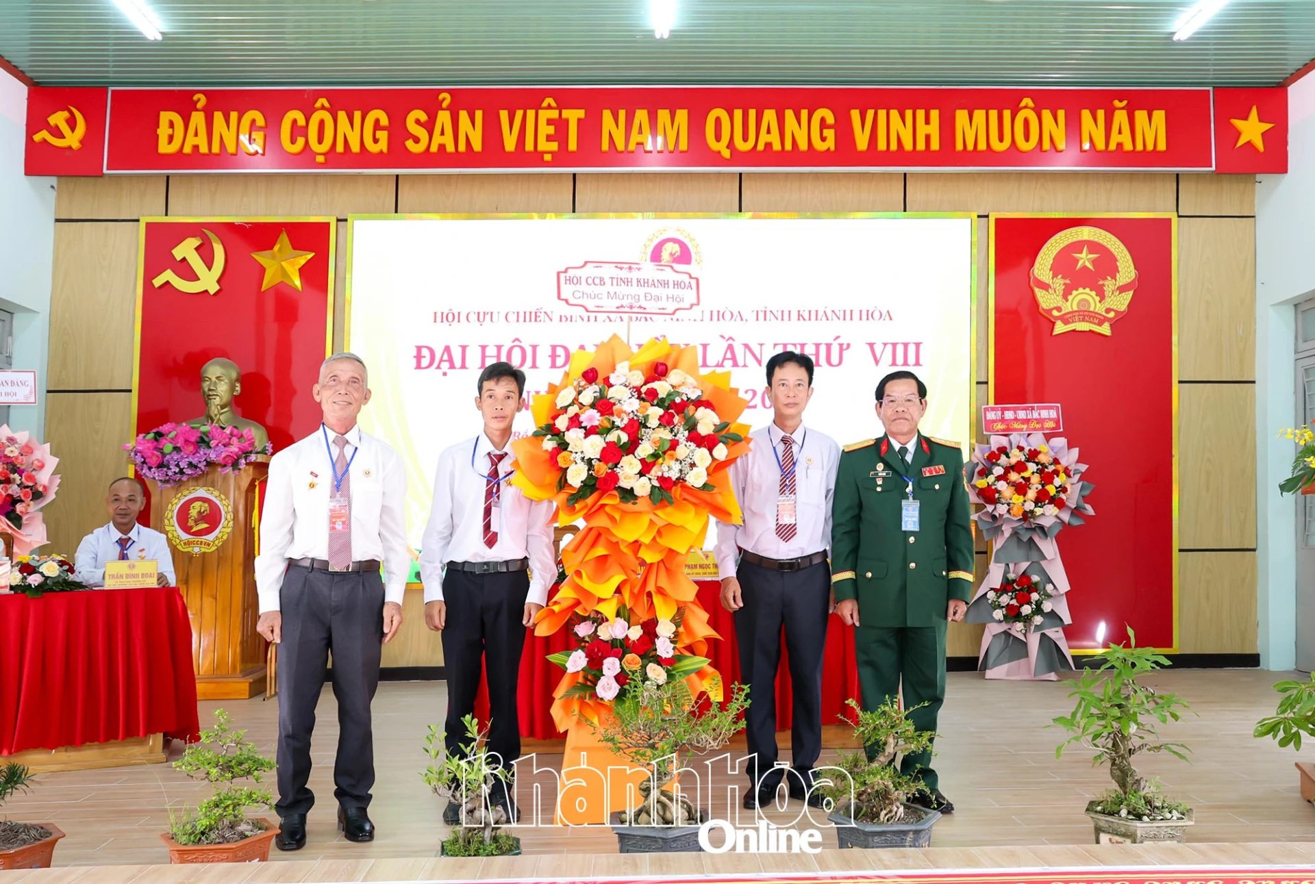 Lãnh đạo Hội Cựu chiến binh tỉnh tặng hoa chúc mừng đại hội.