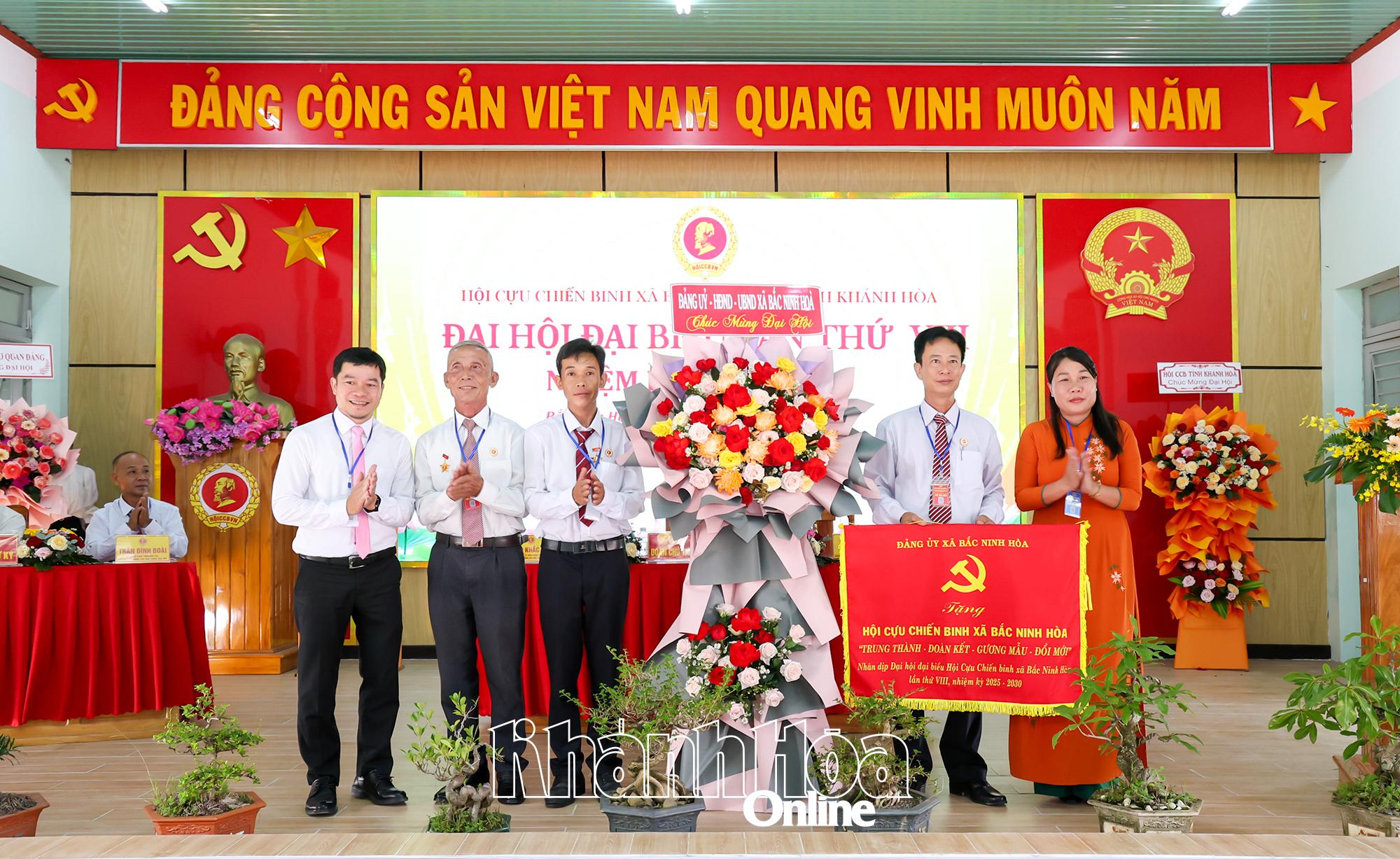 Lãnh đạo xã Bắc Ninh Hòa tặng hoa và bức trướng chúc mừng đại hội.